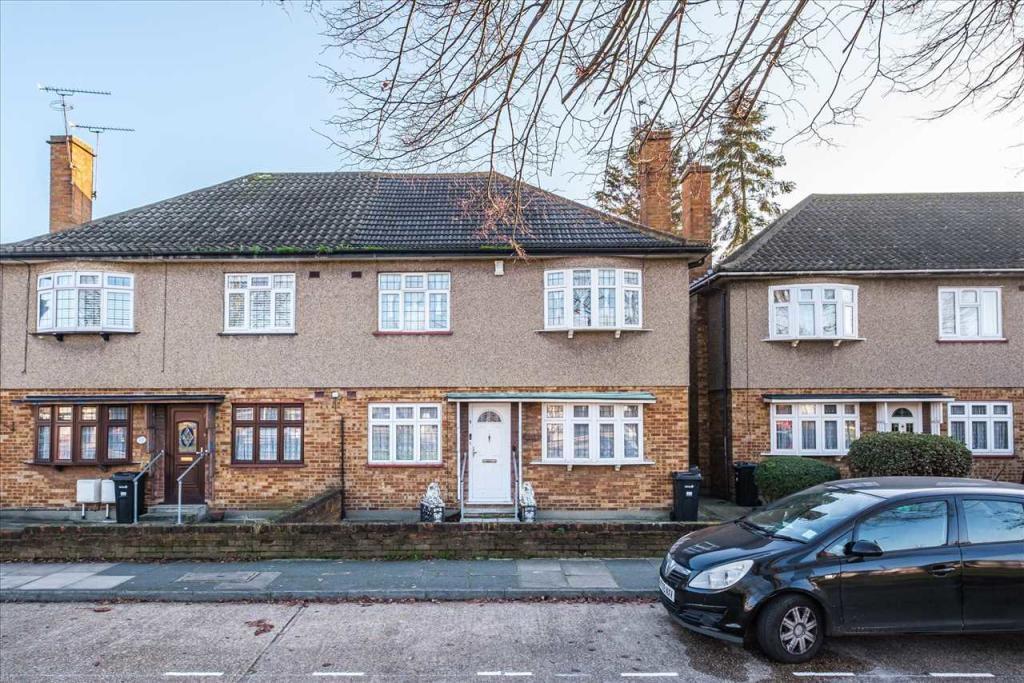 2 bed property in Eastern Avenue, Ilford